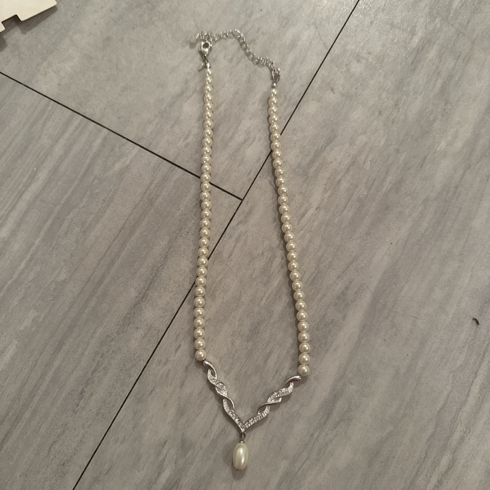 Elegant Silver and Pearl Necklace